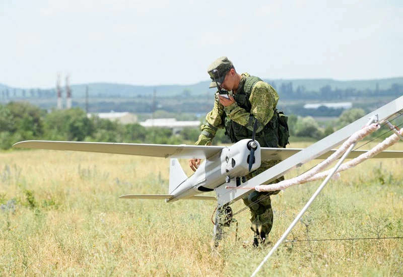 UAV Orlan-10 tại một cuộc tập trận quân sự với sự tham gia của lính nhảy dù Nga, Belarus và Serbia. Ảnh: The EurAsian Times UAV Orlan-10 tại một cuộc tập trận quân sự với sự tham gia của lính nhảy dù Nga, Belarus và Serbia. Ảnh: The EurAsian Times