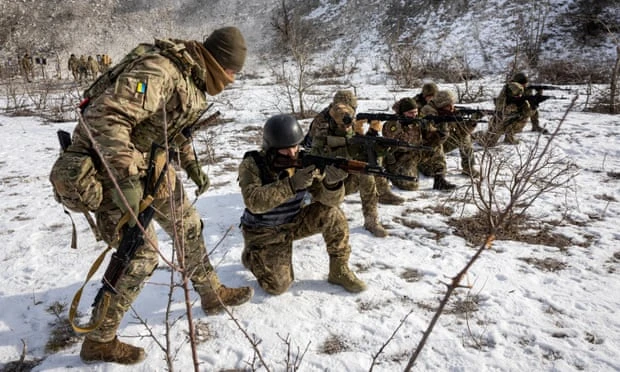 Một sĩ quan quân đội Ukraine hướng dẫn binh sĩ ở vùng Donbass (miền Đông Ukraine). Ảnh: GETTY IMAGES Một sĩ quan quân đội Ukraine hướng dẫn binh sĩ ở vùng Donbass (miền Đông Ukraine). Ảnh: GETTY IMAGES
