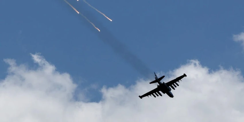 Tiêm kích Su-25 của Ukraine bay tầm thấp ở vùng Donetsk tháng 6-2022. Ảnh: Scott Olson/Getty Images Tiêm kích Su-25 của Ukraine bay tầm thấp ở vùng Donetsk tháng 6-2022. Ảnh: Scott Olson/Getty Images