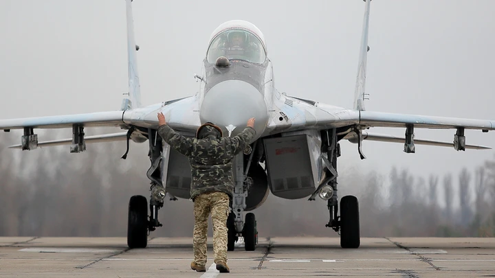 Nhân viên mặt đất hướng dẫn tiêm kích MiG-29 của Ukraine trong một khóa huấn luyện ở căn cứ không quân ngoại ô thủ đô Kiev tháng 11-2016. Ảnh: Danil Shamkin/NURPHOTO/ GETTY IMAGES