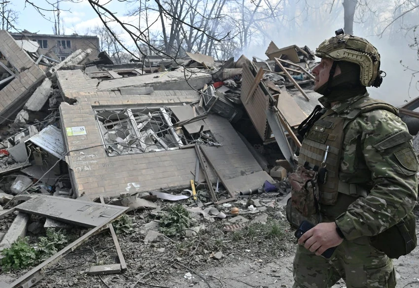Một tòa nhà dân cư bị phá hủy sau một cuộc không kích ở thị trấn Avdiivka thuộc tỉnh Donetsk (Ukraine) hôm 10-4. Ảnh: Genya Savilov/AFP/Getty Images Một tòa nhà dân cư bị phá hủy sau một cuộc không kích ở thị trấn Avdiivka thuộc tỉnh Donetsk (Ukraine) hôm 10-4. Ảnh: Genya Savilov/AFP/Getty Images