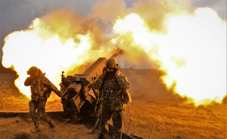 Binh sĩ Ukraine bịt tai lại khi bắn lựu pháo D-30. Ảnh: AFP Binh sĩ Ukraine bịt tai lại khi bắn lựu pháo D-30. Ảnh: AFP