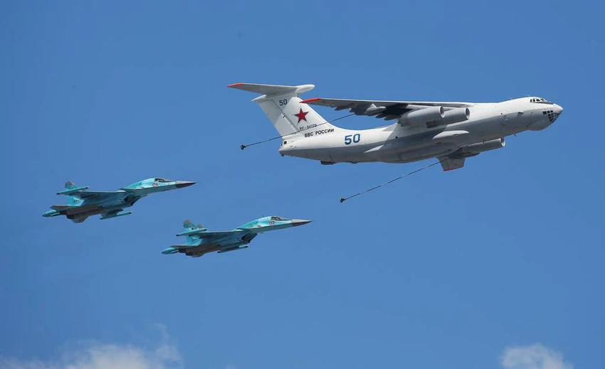 Máy bay tiếp nhiên liệu trên không Ilyushin Il-78 và máy bay ném bom chiến thuật Su-34 của Nga tập dượt chuẩn bị cho lễ duyệt binh Ngày chiến thắng năm 2015 tại Moscow. Ảnh: by Host photo agency / RIA Novosti/Getty Images Máy bay tiếp nhiên liệu trên không Ilyushin Il-78 và máy bay ném bom chiến thuật Su-34 của Nga tập dượt chuẩn bị cho lễ duyệt binh Ngày chiến thắng năm 2015 tại Moscow. Ảnh: by Host photo agency / RIA Novosti/Getty Images