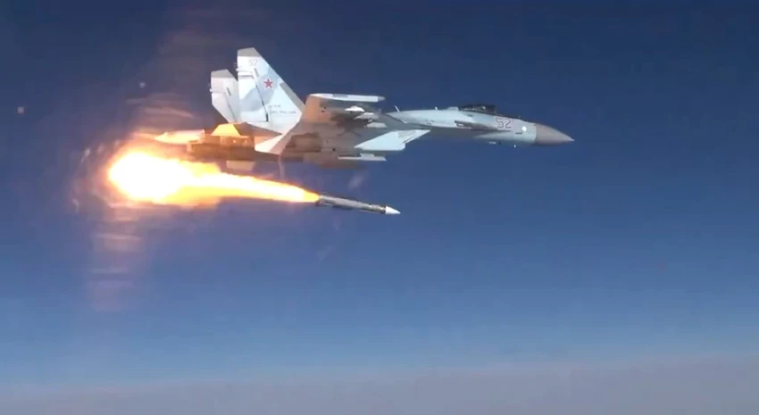 Tiêm kích Su-35 phóng tên lửa R-37M. Ảnh: TWITTER Tiêm kích Su-35 phóng tên lửa R-37M. Ảnh: TWITTER