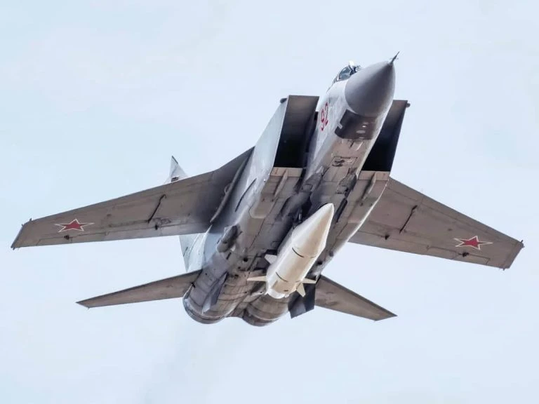 Tiêm kích MiG-31 của Nga mang tên lửa siêu thanh Kinzhal. Ảnh: Breaking Defense Tiêm kích MiG-31 của Nga mang tên lửa siêu thanh Kinzhal. Ảnh: Breaking Defense