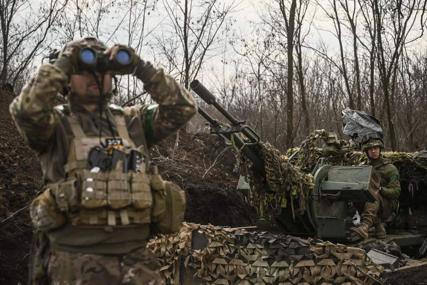 Quân đội Ukraine gần Bakhmut hôm 24-3. Ảnh: Aris Messinis/Getty Images