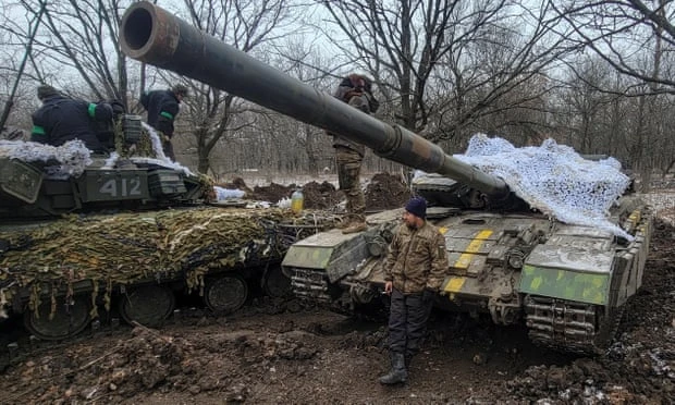 Binh sĩ Ukraine đứng cạnh xe tăng của họ gần Bakhmut. Ảnh: REUTERS Binh sĩ Ukraine đứng cạnh xe tăng của họ gần Bakhmut. Ảnh: REUTERS