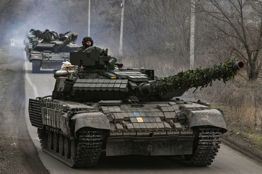 Xe tăng T-64 của Ukraine di chuyển theo hướng TP Bakhmut thuộc tỉnh Donetsk hôm 20-3. Ảnh: Aris Messinis/AFP/GETTY IMAGES