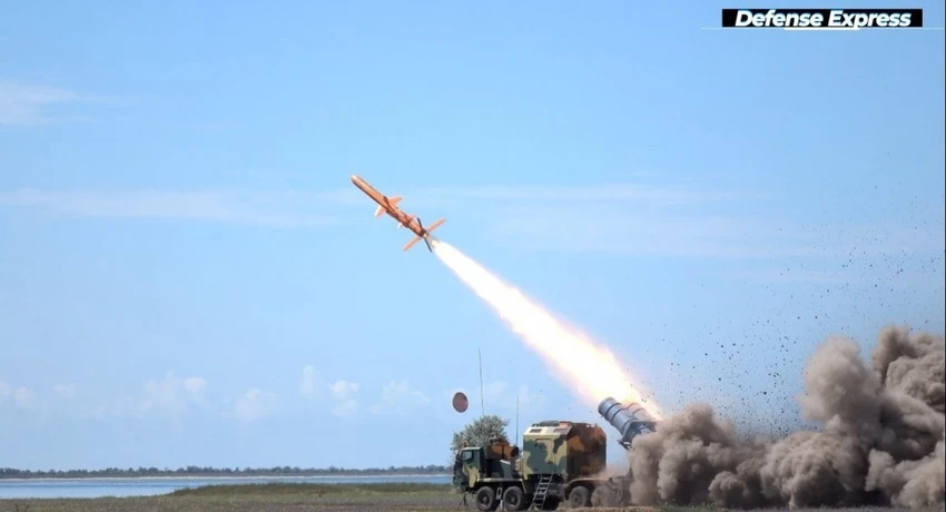 Bị Mỹ cấm phóng tên lửa ATACMS sang Nga, Ukraine dùng vũ khí 'cây nhà lá vườn'