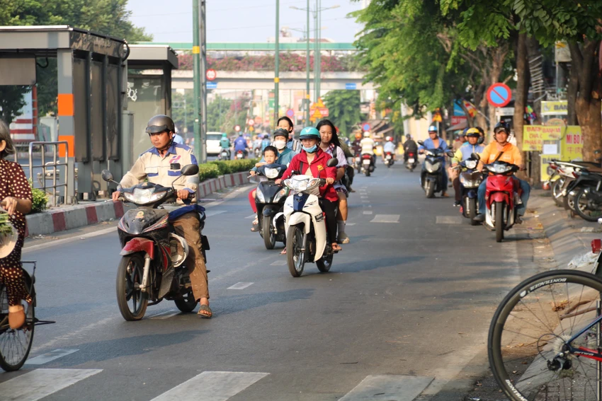 xe-chay-nguoc-chieu-0.jpg