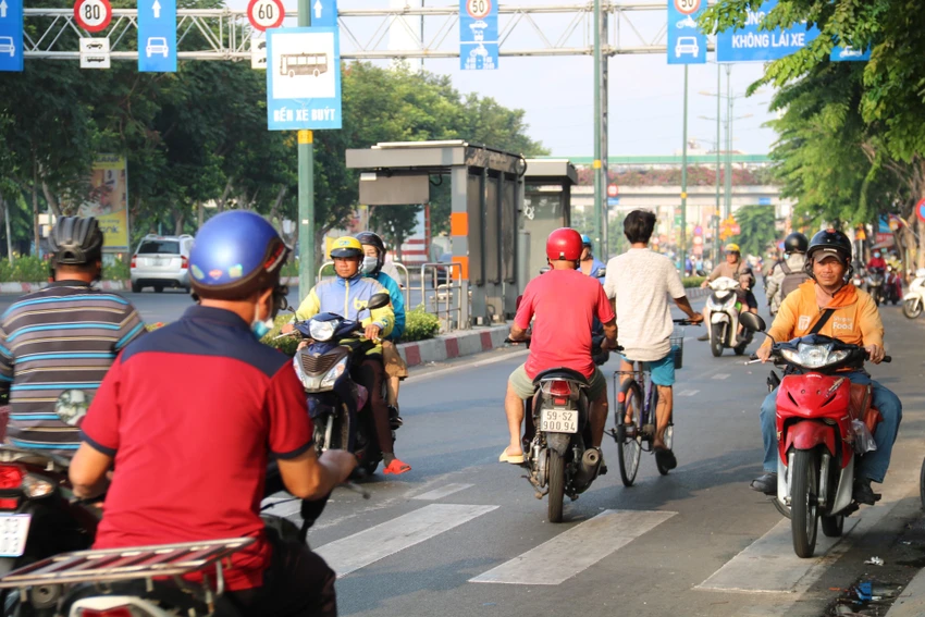 xe-chay-nguoc-chieu-1.jpg