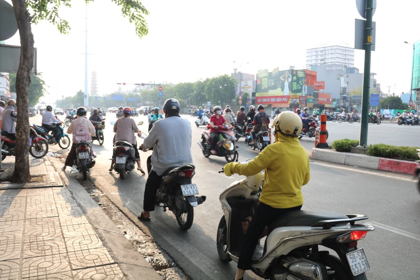 xe-chay-nguoc-chieu-13.jpg