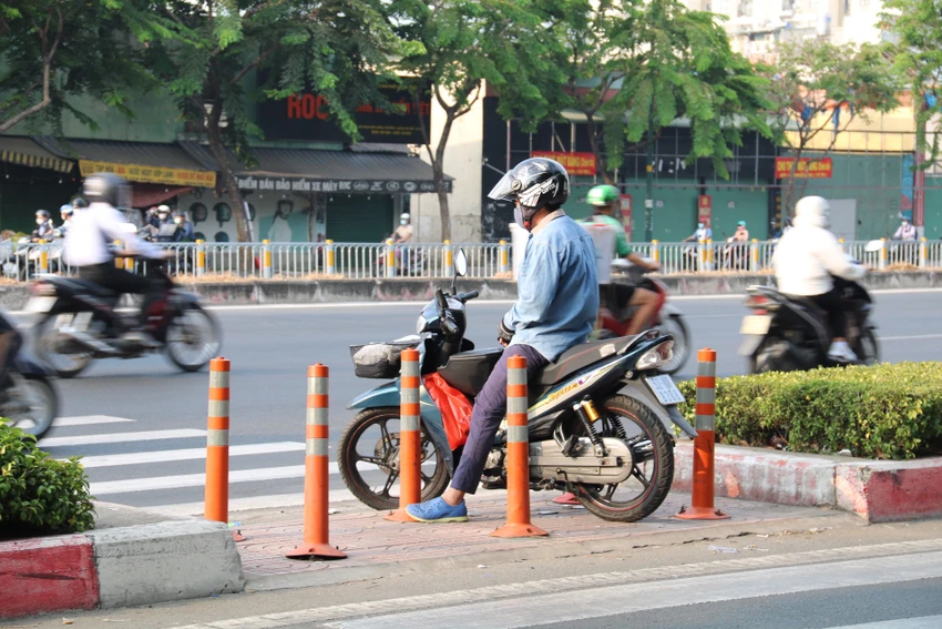 xe-chay-nguoc-chieu-15.jpg