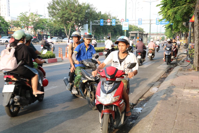 xe-chay-nguoc-chieu-3.jpg
