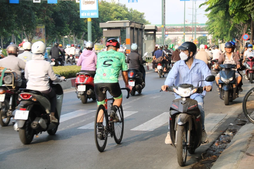 xe-chay-nguoc-chieu-4.jpg