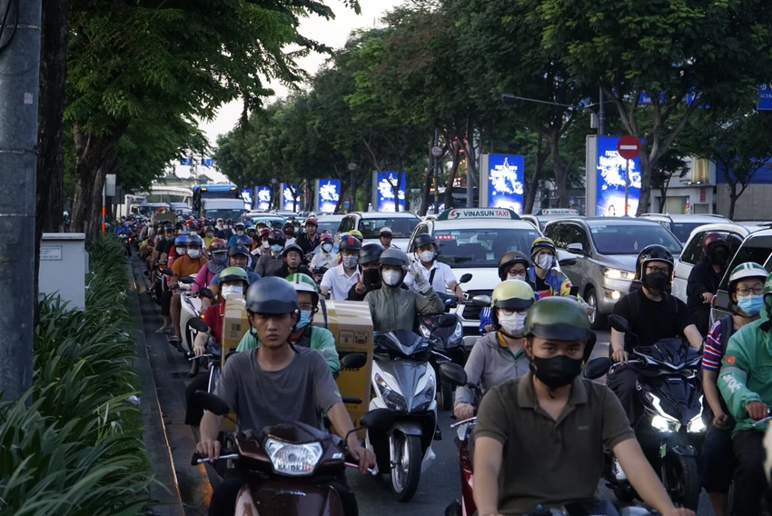 cua-ngo-tan-son-nhat-000.jpg