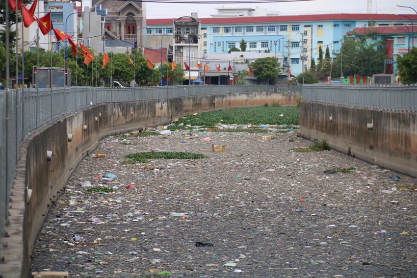 kênh nước đen