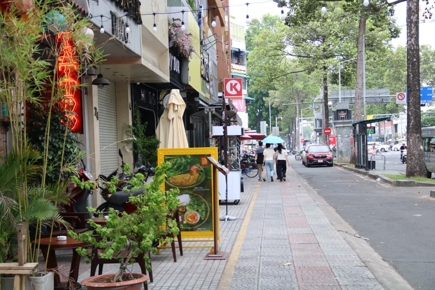 các địa phương đẩy nhanh tiến độ thu phí vỉa hè.
