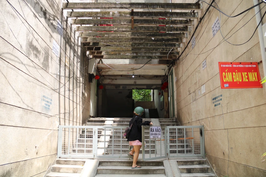 Lối đi phủ rong rêu tại lô số IX, cư xá Thanh Đa.