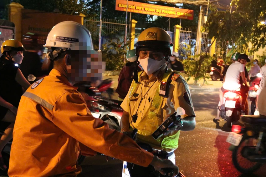 Vi phạm nồng độ cồn kịch khung, tài xế nói 'lần trước còn chưa đóng phạt, xe này bỏ luôn'