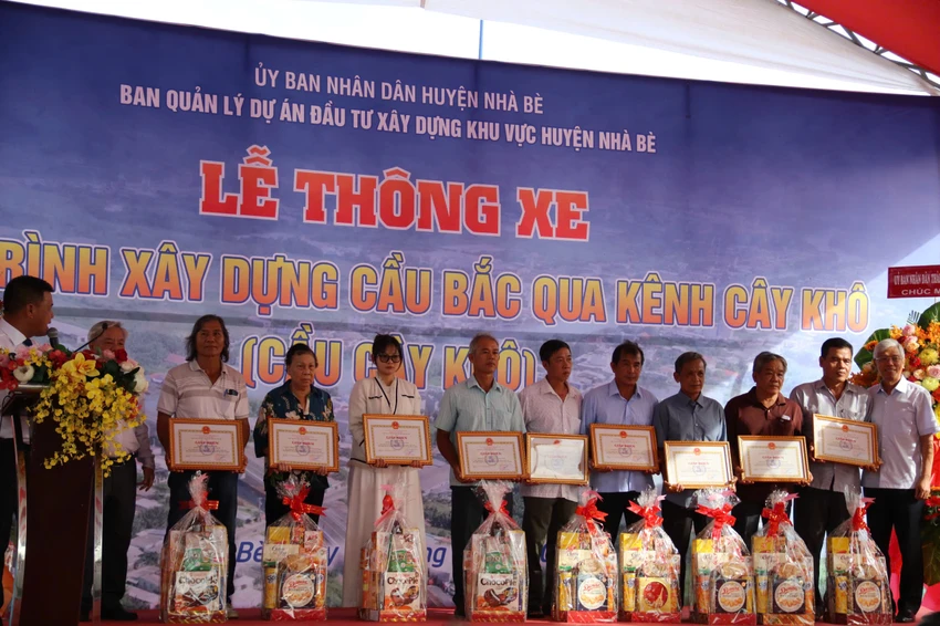 Ông Võ Văn Hoan, Phó Chủ tịch UBND TP.HCM tặng quà cho các hộ dân ảnh hưởng bởi dự án. Ảnh: NHƯ NGỌC