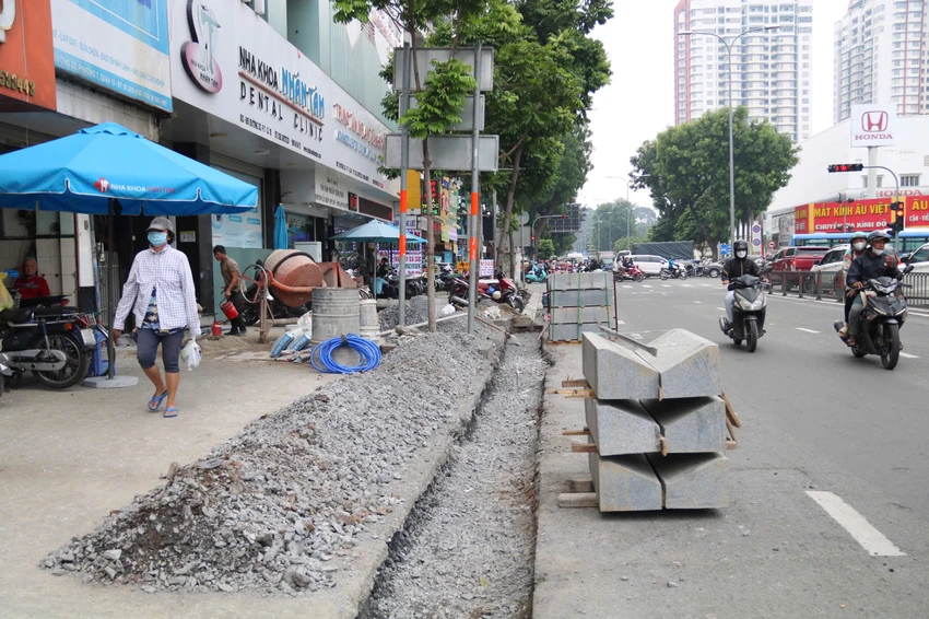 Vỉa hè đường Ba Tháng Hai đang được chỉnh trang.