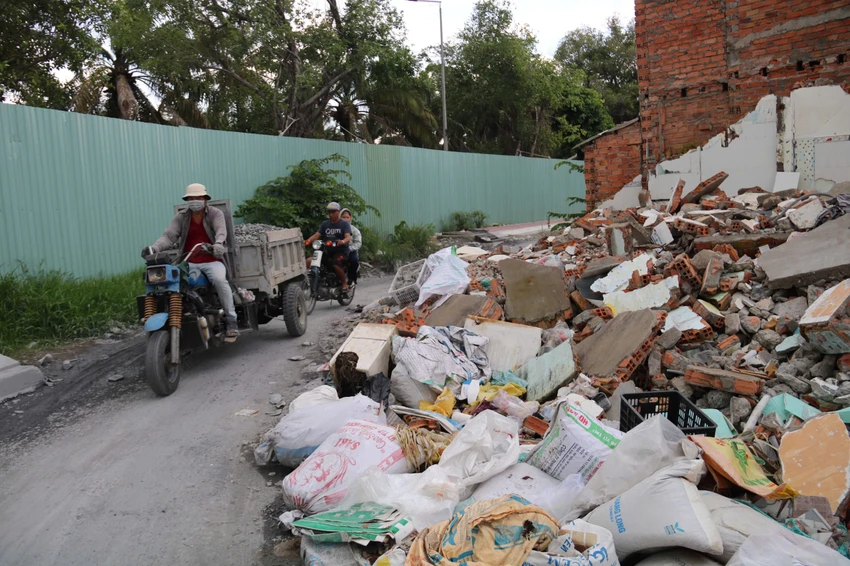 Một mặt bằng vừa tháo dỡ chưa được thu dọn.
