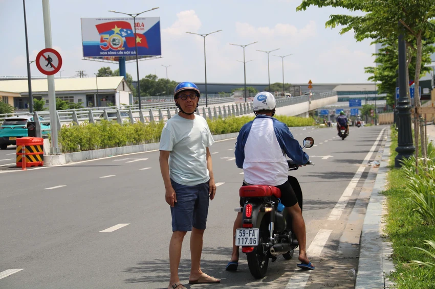 Người dân lúng túng, dừng lại hỏi đường.