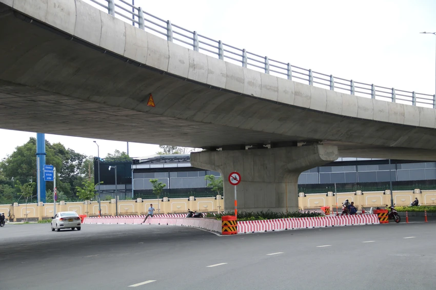 Người dân phải quay đầu dưới chân cầu.