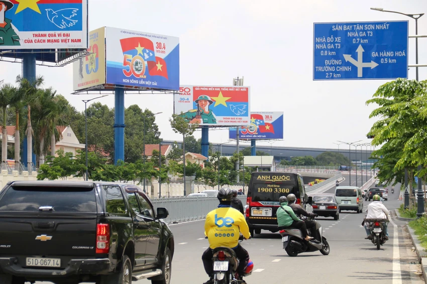 Các phương tiện di chuyển từ đường 18E thường xuyên giao cắt với luồng xe từ đường Phan Thúc Duyện.