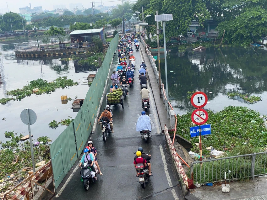cầu xuống cấp