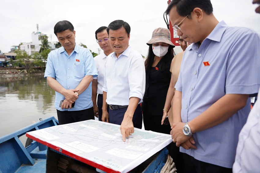 nhà ven kênh rạch