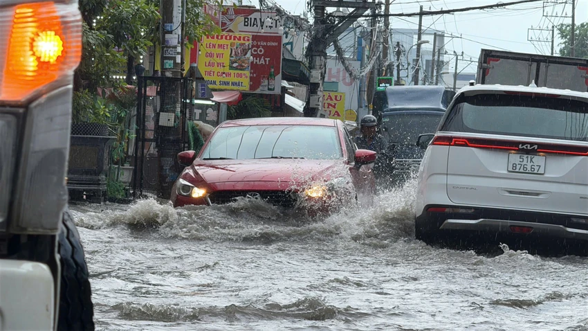 mưa lớn kèm sấm chớp