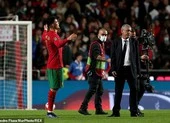 Mancini tự tin đá play-off, Santos giải thích về màn tranh cãi với Ronaldo