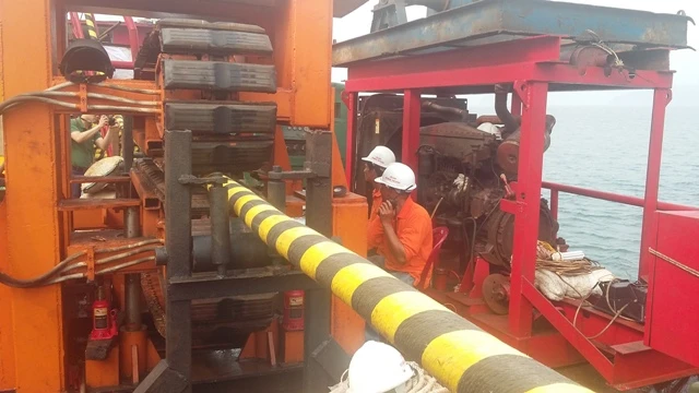 Cận cảnh kéo cáp ngầm xuyên biển đến đảo Cù Lao Chàm ảnh 2