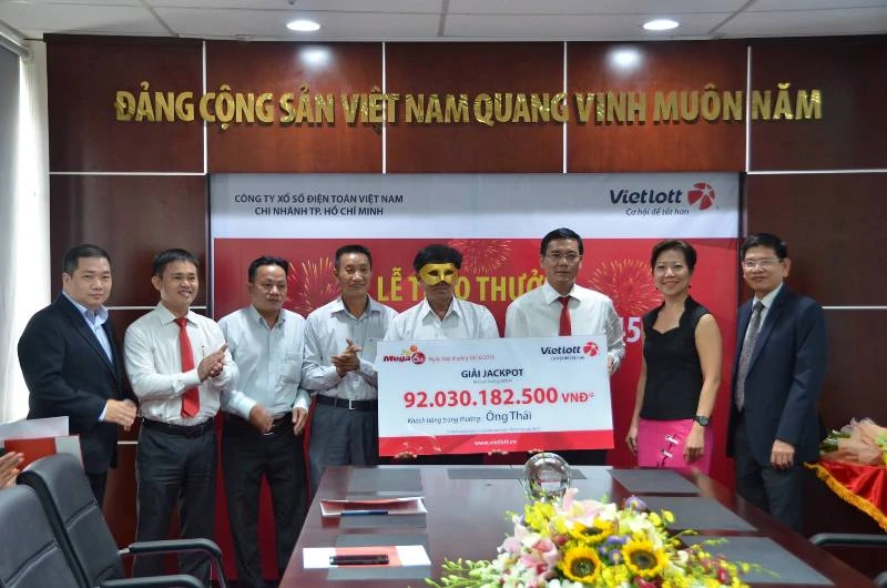 Người trúng 92 tỉ đeo mặt nạ lãnh thưởng ảnh 1 Người đàn ông đến từ Trà Vinh đã may mắn trúng thưởng xổ số hơn 92 tỉ đồng.