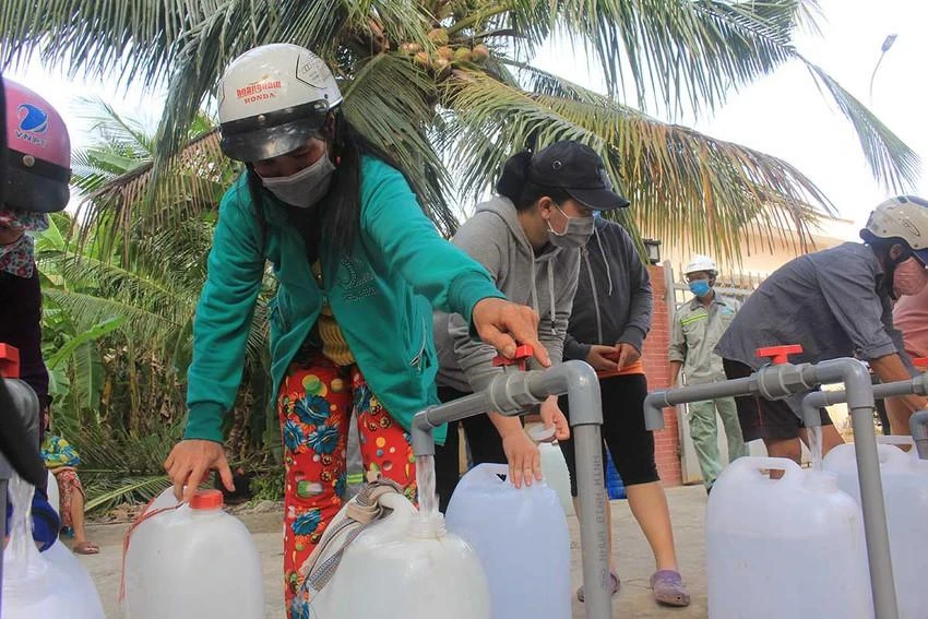 Người dân Bến Tre từng phải mua nước sạch với giá cao gấp 5 lần. Ảnh: ĐÔNG HÀ Người dân Bến Tre từng phải mua nước sạch với giá cao gấp 5 lần. Ảnh: ĐÔNG HÀ