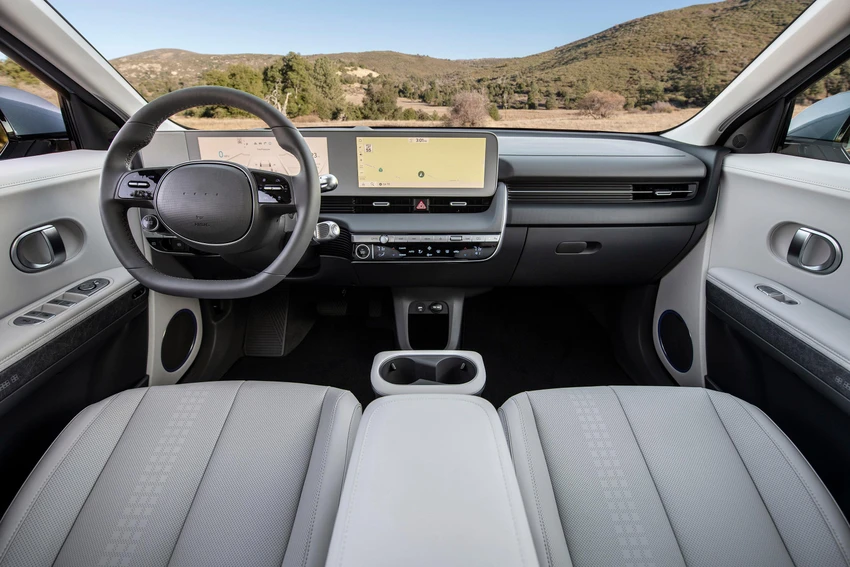IONIQ 5 sở hữu không gian nội thất được Hyundai gọi là “Smart Living Space” - một không gian thông minh dành cho cuộc sống chứ không chỉ đơn thuần là một khoảng cabin của xe ô tô. IONIQ 5 sở hữu không gian nội thất được Hyundai gọi là “Smart Living Space” - một không gian thông minh dành cho cuộc sống chứ không chỉ đơn thuần là một khoảng cabin của xe ô tô.