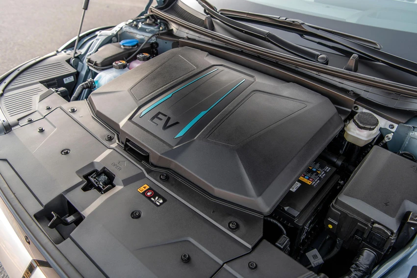 IONIQ 5 sử dụng pin Lithium có dung lượng 72,6kWh với ưu điểm mật độ năng lượng cao, giúp tăng cường quãng đường di chuyển của xe mà không vướng phải hạn chế về kích thước. IONIQ 5 sử dụng pin Lithium có dung lượng 72,6kWh với ưu điểm mật độ năng lượng cao, giúp tăng cường quãng đường di chuyển của xe mà không vướng phải hạn chế về kích thước.