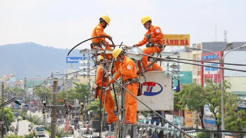 EVNNPC sẽ tăng cường kiểm tra, phát hiện và xử lý kịp thời các khiếm khuyết của thiết bị nguồn, lưới điện. Ảnh: EVNNPC