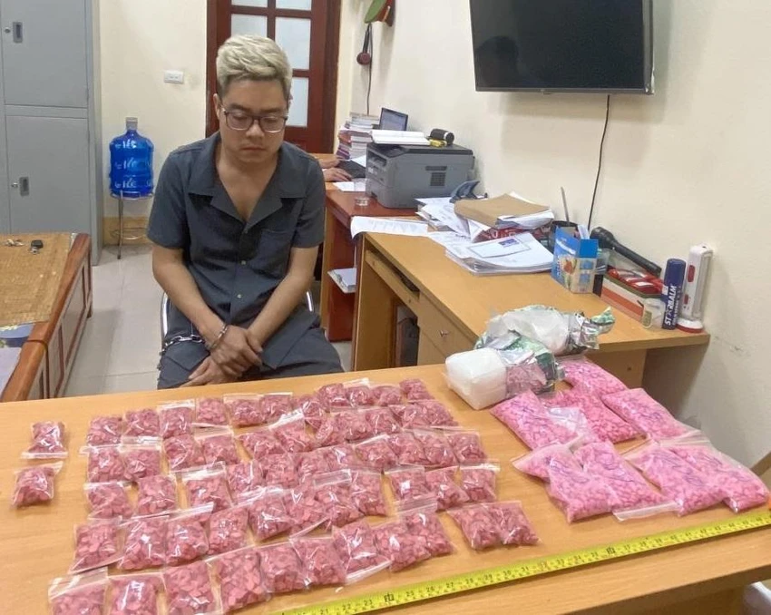 Bị can Đỗ Trung Kiên cùng tang vật là 5,5 kg ma túy. Ảnh: CACC Bị can Đỗ Trung Kiên cùng tang vật là 5,5 kg ma túy. Ảnh: CACC