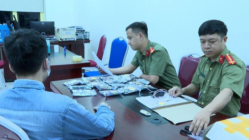 Các thiết bị công nghệ cao dùng cho gian lận thi cử bị cơ quan công an thu giữ. Ảnh CACC Các thiết bị công nghệ cao dùng cho gian lận thi cử bị cơ quan công an thu giữ. Ảnh CACC