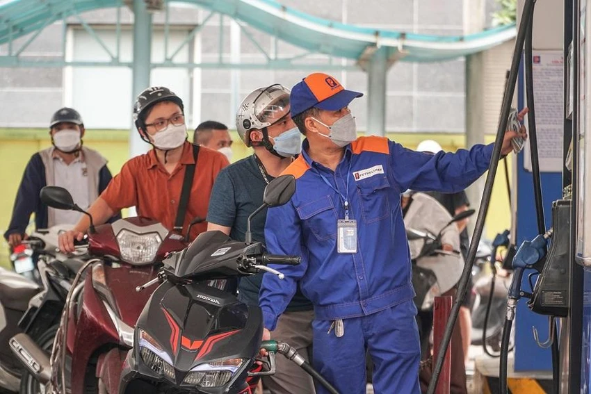Người tiêu dùng rất mong chờ giảm thuế để hạ nhiệt giá xăng dầu. Ảnh: PHI HÙNG Người tiêu dùng rất mong chờ giảm thuế để hạ nhiệt giá xăng dầu. Ảnh: PHI HÙNG