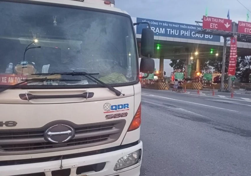 Xe tải qua trạm thu phí Cao Bồ bỗng nhiên gặp sự cố. Ảnh: VIẾT LONG Xe tải qua trạm thu phí Cao Bồ bỗng nhiên gặp sự cố. Ảnh: VIẾT LONG