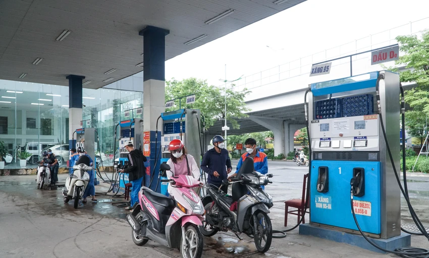Cửa hàng bán lẻ xăng dầu đang gặp nhiều khó khăn vì chiết khấu âm. Ảnh minh hoạ: PHI HÙNG