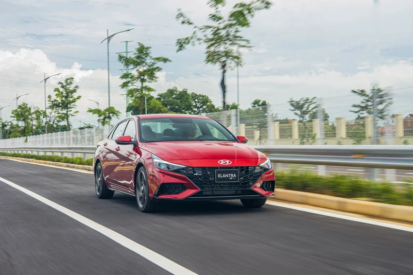 Elantra All New được trang bị thế hệ động cơ SmartStream hoàn toàn mới, đem đến hiệu suất vận hành ấn tượng. Elantra All New được trang bị thế hệ động cơ SmartStream hoàn toàn mới, đem đến hiệu suất vận hành ấn tượng.
