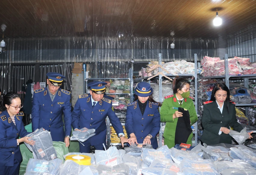 Lực lượng liên ngành phát hiện số lượng lớn quần áo không rõ nguồn gốc xuất xứ. Ảnh: QLTT Lực lượng liên ngành phát hiện số lượng lớn quần áo không rõ nguồn gốc xuất xứ. Ảnh: QLTT