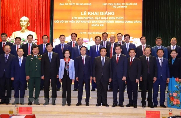 Thường trực Ban Bí thư Võ Văn Thưởng và một số lãnh đạo chụp ảnh cùng các thành viên lớp học. Ảnh: TTXVN