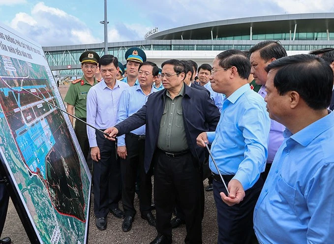 Thủ tướng kiểm tra dự án nâng cấp Cảng Hàng không Phù Cát. Ảnh: VOV Thủ tướng kiểm tra dự án nâng cấp Cảng Hàng không Phù Cát. Ảnh: VOV