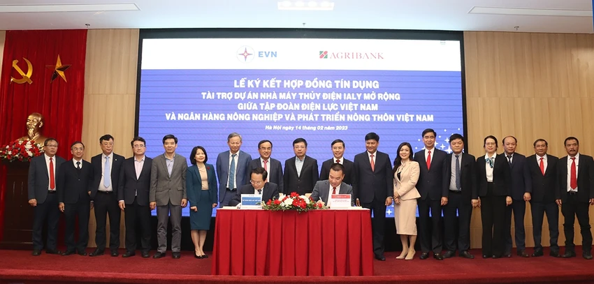 Đại diện EVN và AGRIBANK ký hợp đồng tín dụng cho dự án thủy điện Ialy mở rộng. Đại diện EVN và AGRIBANK ký hợp đồng tín dụng cho dự án thủy điện Ialy mở rộng.